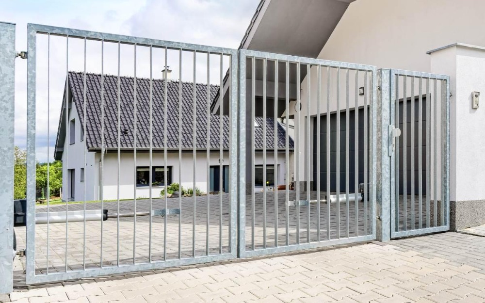 Vjezdová brána s brankou